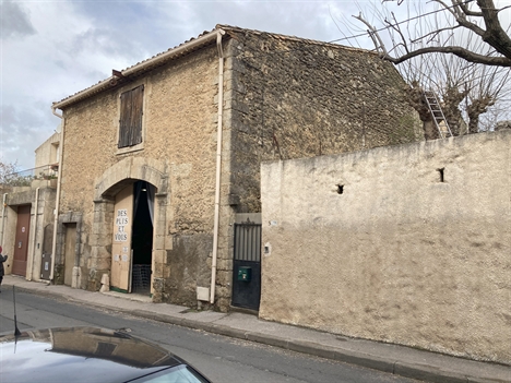 Maison de village en pierres – Le Pouget (34), façade en secteur protégé - photo avant travaux