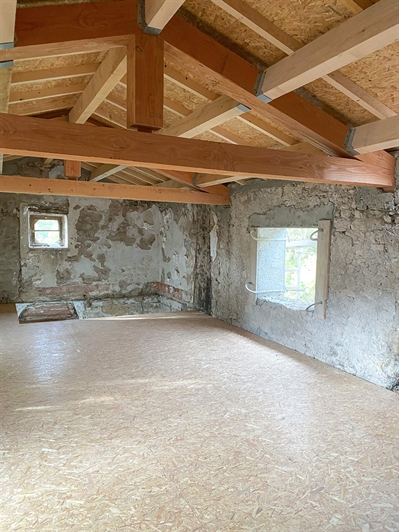 Intérieur en cours de restructuration – maison de village Soulages, création de baies