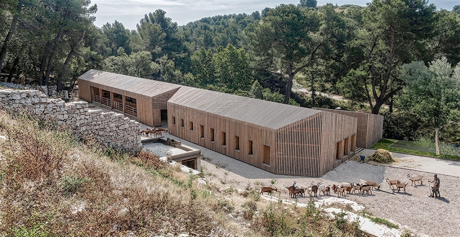 Construction chèvrerie en ossature bois – Septèmes-les-Vallons (13), vue extérieure